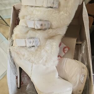 Red Circle NEW White Faux Fur-Trim Women's Boots Size 11 Stain From Storing